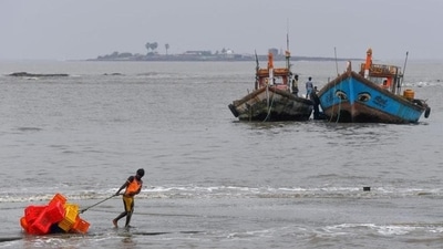 Though Shaheen may not cross the Indian coast, sea conditions will remain rough (HT_PRINT) Though Shaheen may not cross the Indian coast, sea conditions will remain rough (HT_PRINT)