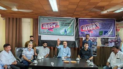 MLA Sanjay Talwar, along with others, during a meeting with the garbage collectors and MC officials finalised alternative sites for the dumping of garbage. A decision was also taken to use MC vehicles to resolve the issues being faced in the door-to-door lifting (HT Photo)
