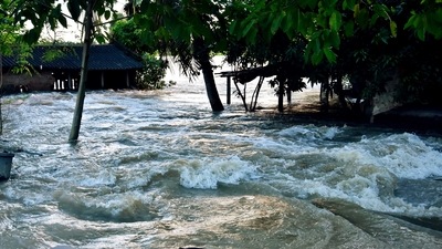 Road gets flooded with rainwater due to heavy rainfall at Howarah, in Udaynarayanpur on Friday. (ANI Photo)