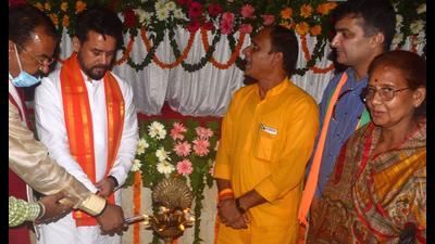 Union minister Anurag Thakur launched the month-long Swachh Bharat programme from Motilal Nehru National Institute of Technology in Prayagraj on Friday (HT Photo) Union minister Anurag Thakur launched the month-long Swachh Bharat programme from Motilal Nehru National Institute of Technology in Prayagraj on Friday (HT Photo)