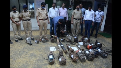 Naupada police officials in Thane display the stolen items recovered from a gang of five on Friday. Police arrest five involved in multiple burglaries. (PRAFUL GANGURDE/HT PHOTO) Naupada police officials in Thane display the stolen items recovered from a gang of five on Friday. Police arrest five involved in multiple burglaries. (PRAFUL GANGURDE/HT PHOTO)