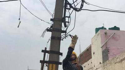 Eastern Patna has emerged as the hot spot of power theft and non-payment of energy bills, prompting the Patna Electricity Supply Undertaking (PESU), which maintains electricity in the state capital, to focus its attention on anti-theft drive. (Representative picture) (HT FILE) Eastern Patna has emerged as the hot spot of power theft and non-payment of energy bills, prompting the Patna Electricity Supply Undertaking (PESU), which maintains electricity in the state capital, to focus its attention on anti-theft drive. (Representative picture) (HT FILE)