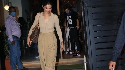 Deepika wore an all-beige outfit to the restaurant. 