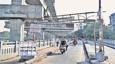 Pune traffic police, on Friday, closed the ‘Z’ bridge, that connects Jungli Maharaj road to Sadashiv peth across the river for any pedestrian movement. (Hindustan Times)
