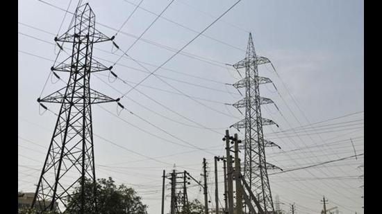 The power cut in areas near the elevated road project in Ludhiana have been scheduled for work of shifting of towers and laying underground cables. (HT FILE/REPRESENTATIONAL IMAGE)