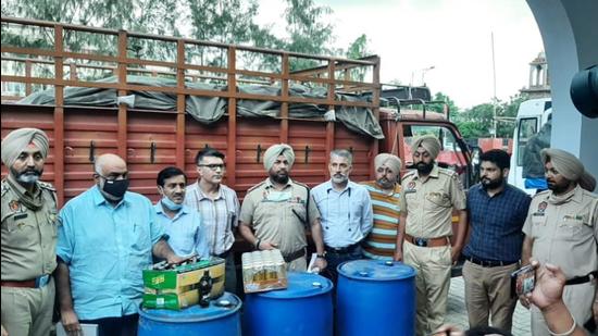 On September 30, a team of the excise department, along with Mohali police, seized a pick-up truck smuggling 201 cartons of imported beer into Punjab. (HT FILE PHOTO)