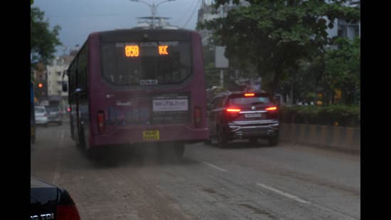 Murky roads near NMMC’s ambitious project site in Vashi. Vashi residents complain of muck on rainy days and dust on dry days. (BACHCHAN KUMAR/HT PHOTO)