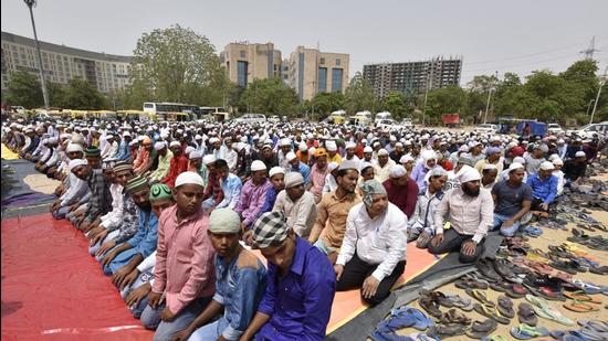 Police were deployed at 24 places in Gurugram. And, they have urged the protesters to hold a meeting with the district administration to resolve the matter. (Sanjeev Verma/HT)