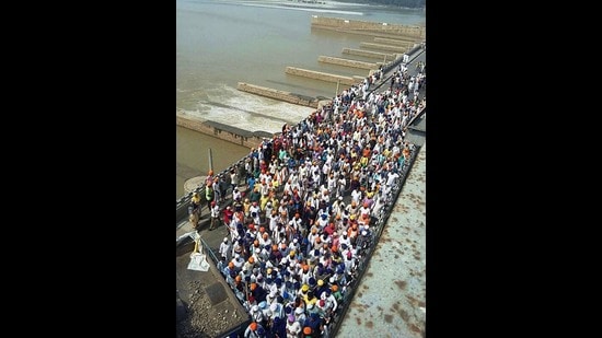 Sikhs Protesters block the Harike bridge during protest against the State government and demanding arrest of those behind sacrilege of Sri Guru Granth Sahib at Harike in district Tarn Taran on October 18, 2015. (HT FILE)