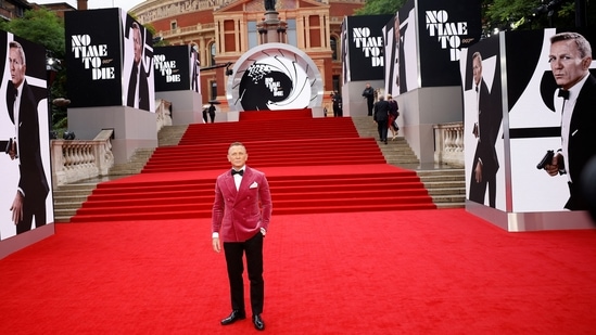 English actor Daniel Craig poses on the red carpet after arriving to attend the World Premiere of the James Bond 007 film "No Time to Die" at the Royal Albert Hall in west London(Photo by Tolga Akmen / AFP) English actor Daniel Craig poses on the red carpet after arriving to attend the World Premiere of the James Bond 007 film "No Time to Die" at the Royal Albert Hall in west London(Photo by Tolga Akmen / AFP)