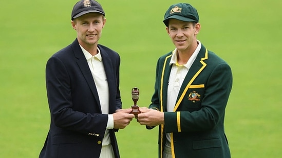 Joe Root and Tim Paine with The Ashes urn. (Getty Images)
