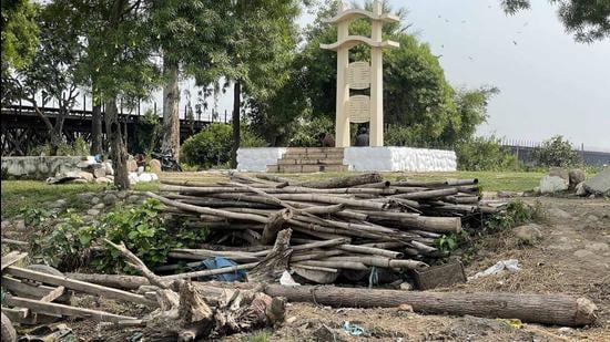 The Gandhi Dham, which is on the banks of Sutlej river, in a state of neglect in Ludhiana on Friday. Labourers say that at night, hectic activity of trucks, carrying sand illegally, can been seen on the banks. (GURPREET SINGH/HT)