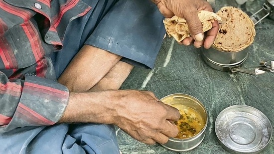 A “reri walla,” Mr Shamsuddin is in his 50s and hauls grocery products on his wooden trolley in a Gurugram bazaar.(Mayank Austen Soofi) A “reri walla,” Mr Shamsuddin is in his 50s and hauls grocery products on his wooden trolley in a Gurugram bazaar.(Mayank Austen Soofi)