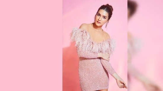 Kriti Sanon made head turns in this pink bodycon dress by designer Yousef Al Jasmi.(Instagram/@vandafashionagency)