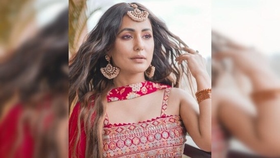 For makeup, Hina Khan added a shade of pink in her eyes and smudged nude lipstick on her lips.(Instagram/@realhinakhan)