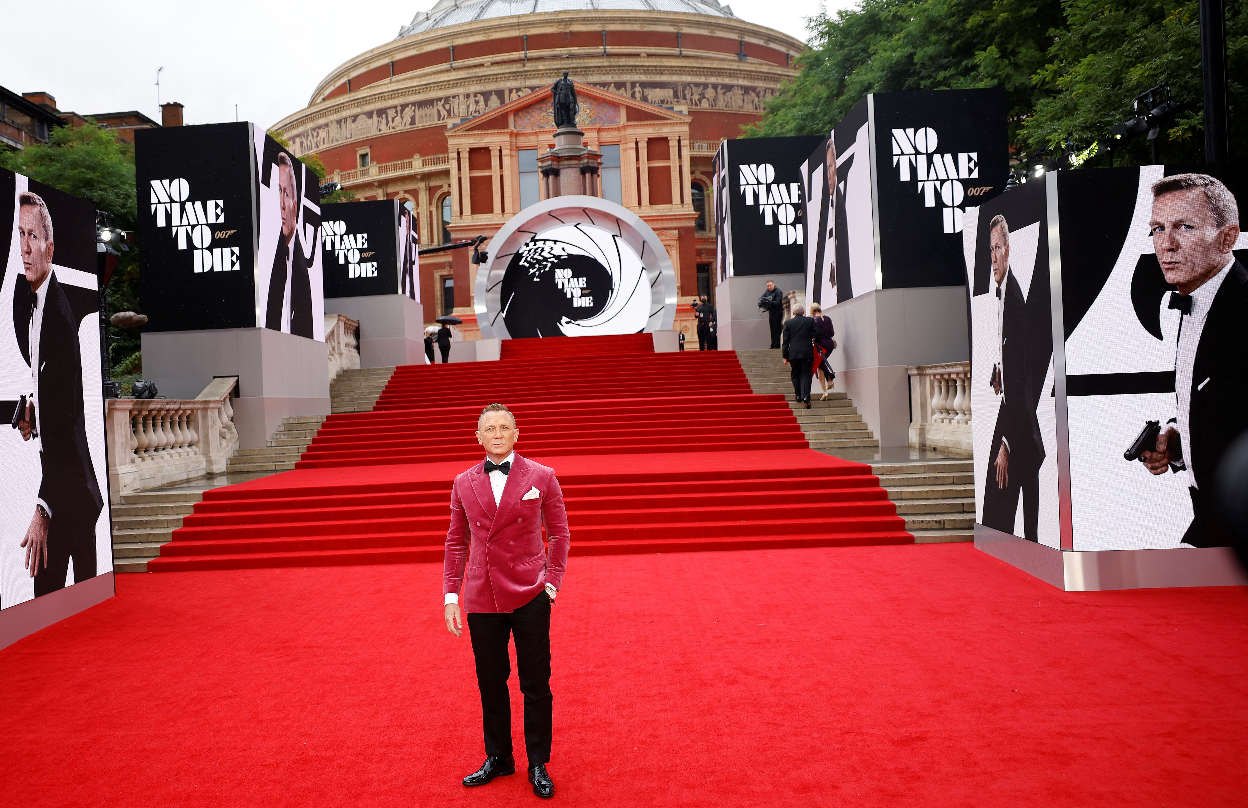 English actor Daniel Craig poses on the red carpet after arriving to attend the World Premiere of the James Bond 007 film "No Time to Die" at the Royal Albert Hall in west London(Photo by Tolga Akmen / AFP)