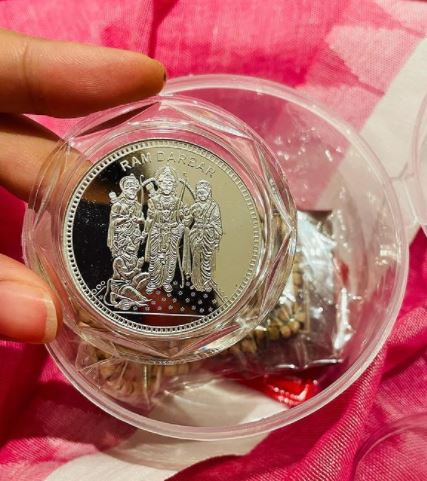 The coin that Yogi Adityanath gifted Kangana Ranaut.