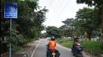 Most of the times, motorcycles and scooters ply on the cycle track although the entry of such vehicles is prohibited. (Vipin Kumar /HT PHOTO) Most of the times, motorcycles and scooters ply on the cycle track although the entry of such vehicles is prohibited. (Vipin Kumar /HT PHOTO)