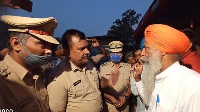 Farmer leader Gurnam Singh Charuni talking to police officials after the lathicharge on farmers at the Chandimandir toll plaza in Panchkula on Saturday. (Sant Arora/HT) Farmer leader Gurnam Singh Charuni talking to police officials after the lathicharge on farmers at the Chandimandir toll plaza in Panchkula on Saturday. (Sant Arora/HT)
