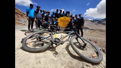 ITBP officers and jawaans at the Gogra Baralacha La Pass (16000 feet), Ladakh as part of multiple cycle rallies that were organised by various paramilitary forces to mark India’s 75 years of Indian independence. ITBP officers and jawaans at the Gogra Baralacha La Pass (16000 feet), Ladakh as part of multiple cycle rallies that were organised by various paramilitary forces to mark India’s 75 years of Indian independence.