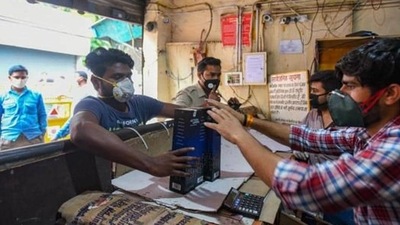 In all, there are 849 liquor stores in Delhi of which more than 260 are privately run, holding L7 and L10 licenses. (Amal KS/HT PHOTO) In all, there are 849 liquor stores in Delhi of which more than 260 are privately run, holding L7 and L10 licenses. (Amal KS/HT PHOTO)