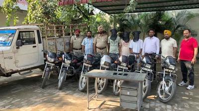 Apart from using press and police tags , the vehicle lifters also counterfeited plates and documents before selling the vehicle. (HT Photo)