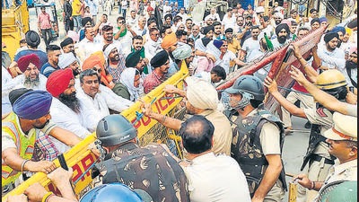 Police had used water cannons to disperse protesting farmers during which a farmer also got injured in Ambala. (Yogendra Kumar)