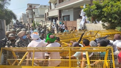Farmers protest in Karnal’s Indri town near a BJP meeting venue, on Thursday. (HT Photo) (HT_PRINT)