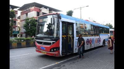 NMMT has reduced its AC bus fares by 33%, bringing down minimum fare from  ₹15 to  ₹10. This will come into effect from next week (BACHCHAN KUMAR/HT PHOTO)