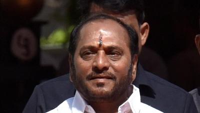 The infighting within the Shiv Sena has believably come to the fore following allegations by a Maharashtra Navnirman Sena (MNS) leader from Khed, Ratnagiri. MNS general secretary and Khed Nagar panchayat chairman Vaibhav Khedekar has alleged that the information related to the alleged irregularities in a resort owned by Shiv Sena leader and state transport minister Anil Parab was provided by another party leader, Ramdas Kadam. (HT FILE) The infighting within the Shiv Sena has believably come to the fore following allegations by a Maharashtra Navnirman Sena (MNS) leader from Khed, Ratnagiri. MNS general secretary and Khed Nagar panchayat chairman Vaibhav Khedekar has alleged that the information related to the alleged irregularities in a resort owned by Shiv Sena leader and state transport minister Anil Parab was provided by another party leader, Ramdas Kadam. (HT FILE)