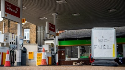 Retailers said more than 2,000 gas stations were dry and Reuters reporters across London and southern England said dozens of pumps were still closed. (Bloomberg) Retailers said more than 2,000 gas stations were dry and Reuters reporters across London and southern England said dozens of pumps were still closed. (Bloomberg)