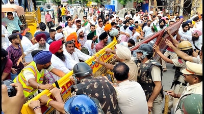 Enraged over the Centre’s decision to delay paddy procurement by 10 days, farmers held protests across Haryana on Saturday. (Manoj Dhaka/HT) Enraged over the Centre’s decision to delay paddy procurement by 10 days, farmers held protests across Haryana on Saturday. (Manoj Dhaka/HT)