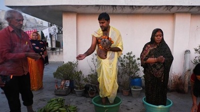 This is the second consecutive year that public celebrations of Chhath have been banned in the national capital due to Covid-19. (Biplov Bhuyan/HT file photo) This is the second consecutive year that public celebrations of Chhath have been banned in the national capital due to Covid-19. (Biplov Bhuyan/HT file photo)