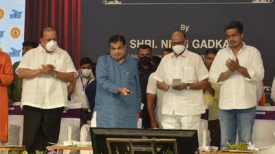 Nitin Gadkari and Sharad Pawar during the inauguration of Surat-Chennai National Highway at Ahmednagar in Pune, on Saturday. (HT PHOTO) Nitin Gadkari and Sharad Pawar during the inauguration of Surat-Chennai National Highway at Ahmednagar in Pune, on Saturday. (HT PHOTO)