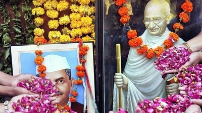 People pay tributes to Lal Bahadur Shastri and Mahatma Gandhi on their birth anniversaries.&nbsp; (File photo)