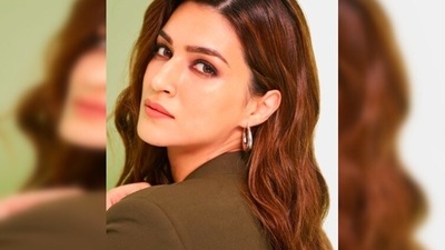 Kriti Sanon kept her makeup subtle and left her wavy, coloured hair open. (Instagram/@kritisanon) Kriti Sanon kept her makeup subtle and left her wavy, coloured hair open. (Instagram/@kritisanon)