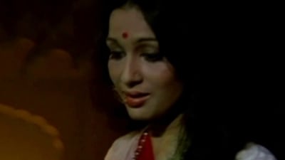 The 1978 film Main Tulsi Tere Aangan Ki had Asha Parekh as a woman who makes a sacrifice to let her husband marry a more respectable woman. She shined bright in the supporting role and also won critical acclaim and awards for the same. The 1978 film Main Tulsi Tere Aangan Ki had Asha Parekh as a woman who makes a sacrifice to let her husband marry a more respectable woman. She shined bright in the supporting role and also won critical acclaim and awards for the same. 