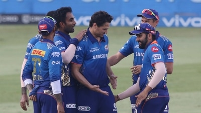 After Krunal Pandya bagged Prithvi Shaw's wicket, Nathan Coulter-Nile cleaned up Steve Smith as MI picked up three DC wickets inside the Powerplay. (BCCI/IPL) After Krunal Pandya bagged Prithvi Shaw's wicket, Nathan Coulter-Nile cleaned up Steve Smith as MI picked up three DC wickets inside the Powerplay. (BCCI/IPL)