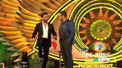 Ranveer Singh with Salman Khan on Bigg Boss 15 premiere night. Ranveer Singh with Salman Khan on Bigg Boss 15 premiere night.