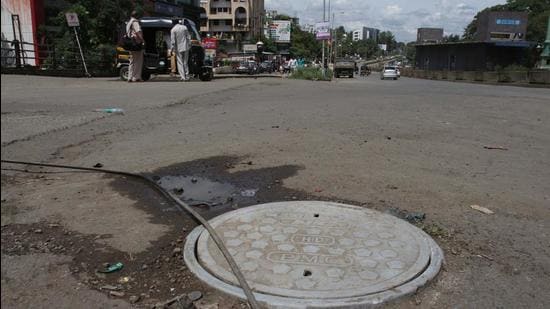 A daily wage worker, 39, fell into an uncovered, 15-foot-deep manhole in Katraj on Saturday (Ravindra Joshi/HT PHOTO)