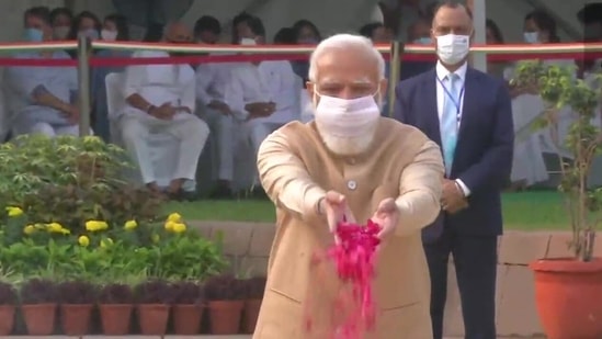 PM Modi said Gandhi's principles are globally relevant and give strength to millions.(ANI/Twitter) PM Modi said Gandhi's principles are globally relevant and give strength to millions.(ANI/Twitter)