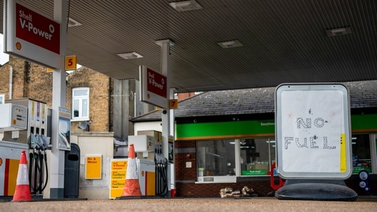 Retailers said more than 2,000 gas stations were dry and Reuters reporters across London and southern England said dozens of pumps were still closed.(Bloomberg)
