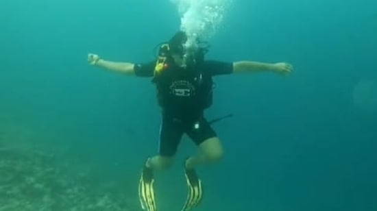 Gold medallist Neeraj Chopra mimicks javelin throw while scuba diving.&nbsp;(Twitter/ Neeraj_chopra1)