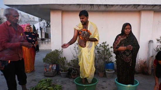 This is the second consecutive year that public celebrations of Chhath have been banned in the national capital due to Covid-19. (Biplov Bhuyan/HT file photo)