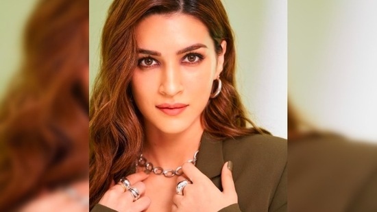Kriti Sanon treated her fans with a series of stunning photos of herself in the outfit.(Instagram/@kritisanon)