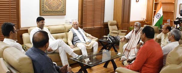 Haryana CM Manohar Lal Khattar, deputy CM Dushyant Chautala, state agriculture minister JP Dalal and others leaders during a meeting with Union minister of state for food and public distribution, Ashwani Kumar Choubey, in Delhi on Saturday. Haryana CM Manohar Lal Khattar, deputy CM Dushyant Chautala, state agriculture minister JP Dalal and others leaders during a meeting with Union minister of state for food and public distribution, Ashwani Kumar Choubey, in Delhi on Saturday.