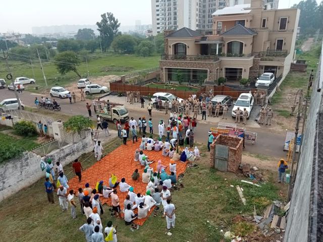 Farmers holding a protest outside the house of Mohali MLA Balbir Singh Sidhu on Friday. (HT Photo) Farmers holding a protest outside the house of Mohali MLA Balbir Singh Sidhu on Friday. (HT Photo)