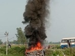 Vehicles set ablaze after violence broke out in Lakhimpur Kheri on Sunday.(PTI) Vehicles set ablaze after violence broke out in Lakhimpur Kheri on Sunday.(PTI)
