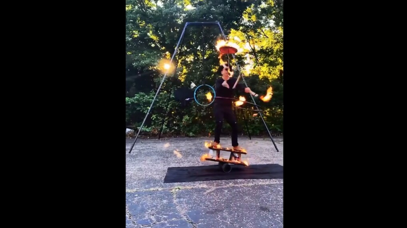 Man’s incredible juggling performance involving fire amazes people