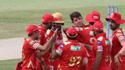 Moises Henriques picked three quick wickets. (IPL)